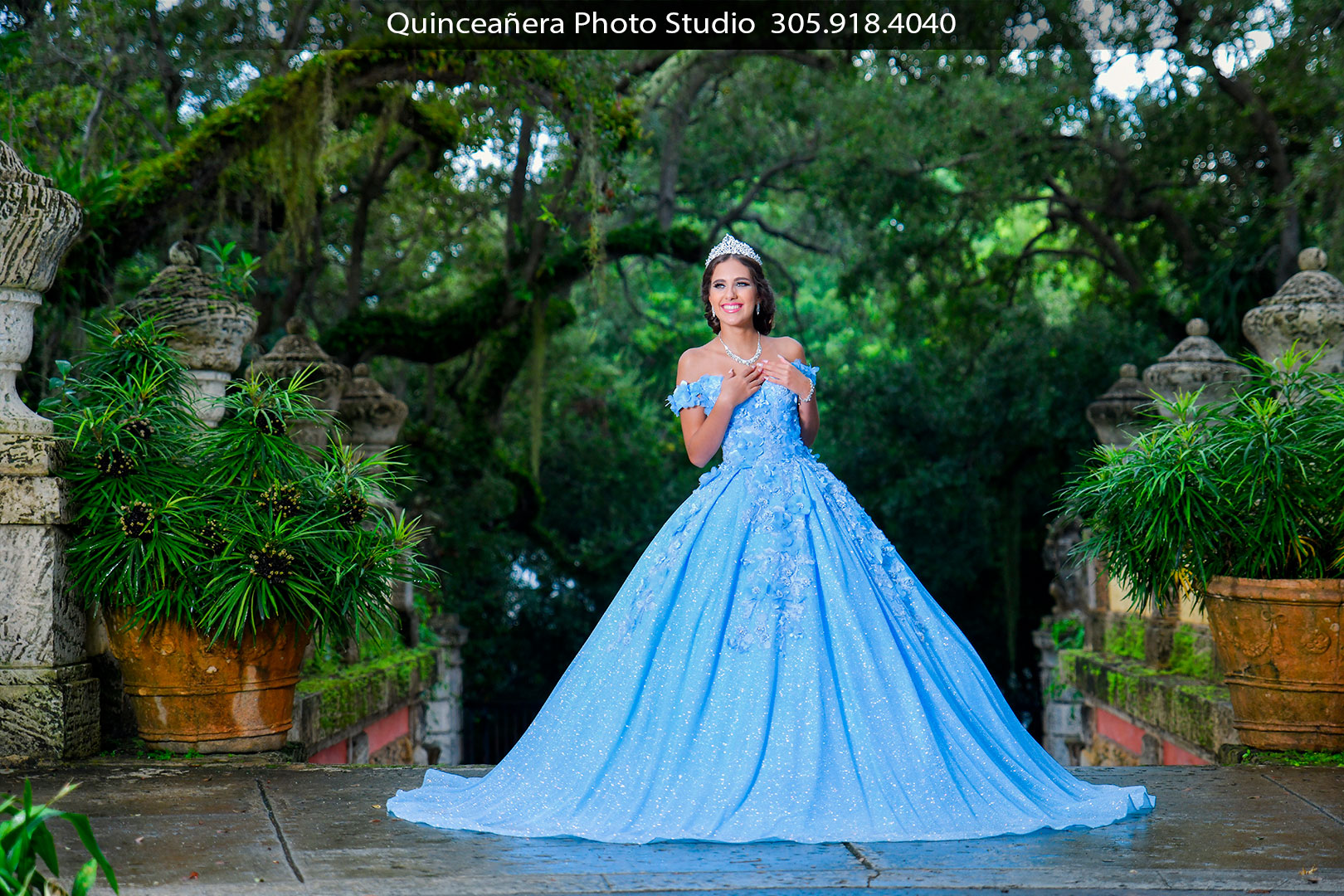 Captivating Quinceañera Photos with a Stunning Blue Dress!